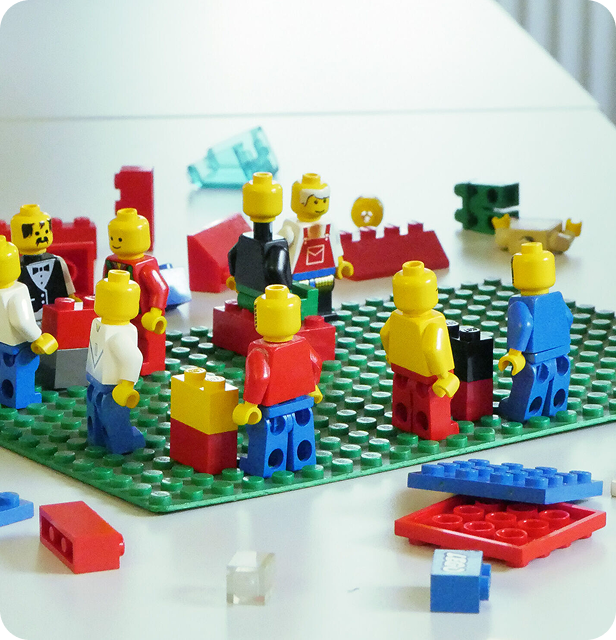 Figuras de juguete ejemplificando tallers de Ideas en Accion